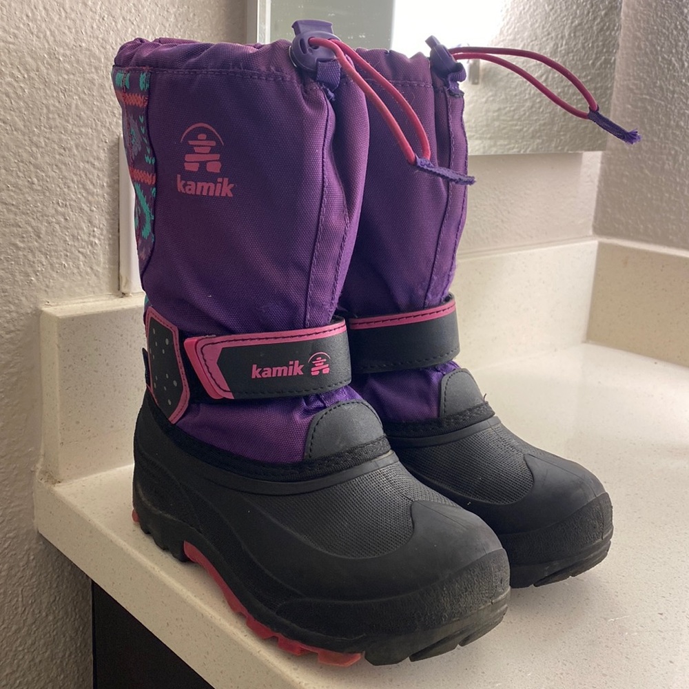 Snow boots big kids Size 2 warm and waterproof